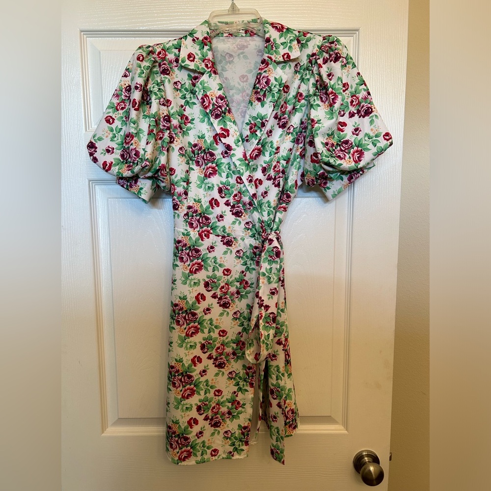 Tea & Cup balloon sleeve, collar neck, floral print Medium wrap dress.